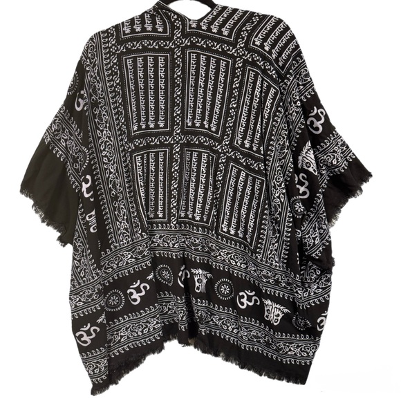 World Market Boho Indian Art Print Shawl w/ Fringe | Black & Cream | Like New - Picture 6 of 6